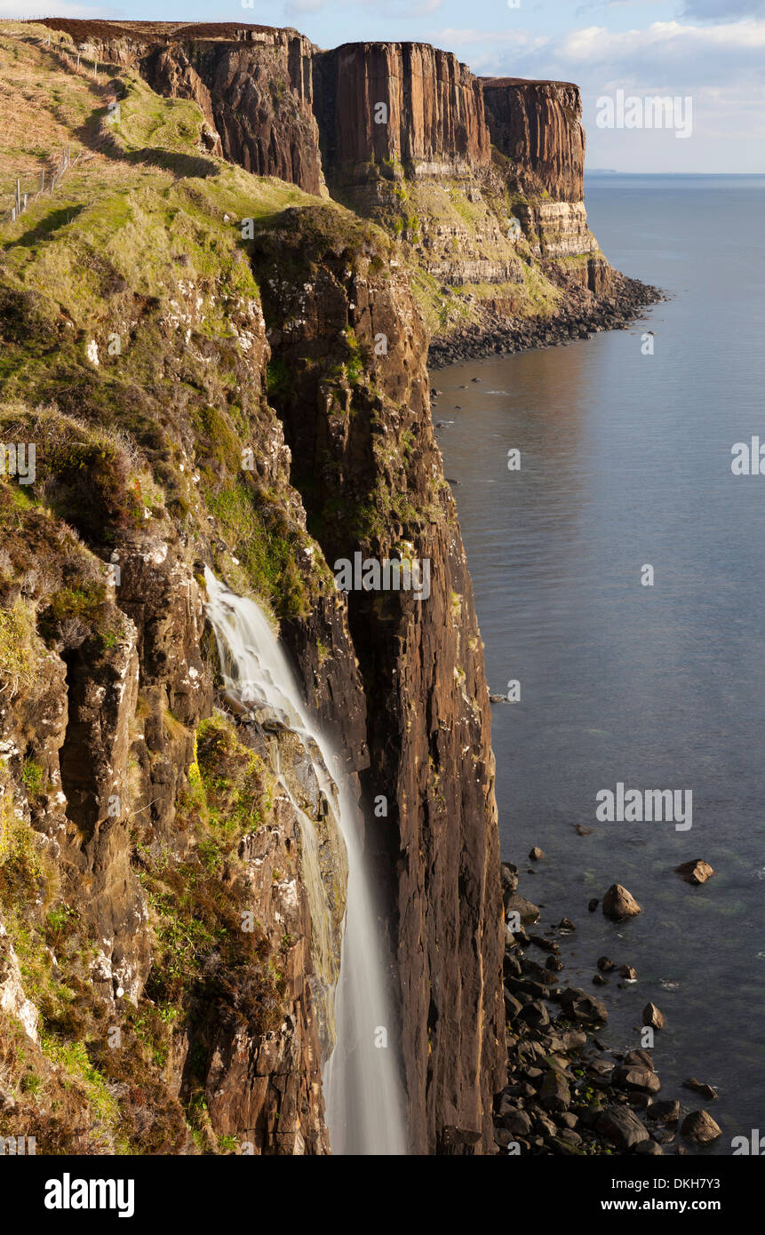 Une vue de Kilt Rock cascade, Trotternish, île de Skye, Écosse, Royaume-Uni, Europe Banque D'Images