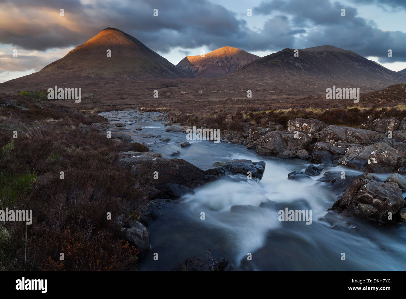 Lumière dramatique à Glen Sligachan, île de Skye, Écosse, Royaume-Uni, Europe Banque D'Images