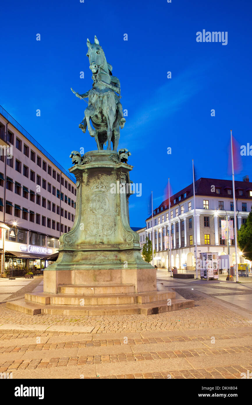 Statue sur l'Ostra Larmgatan au crépuscule, Göteborg, Suède, Scandinavie, Europe Banque D'Images