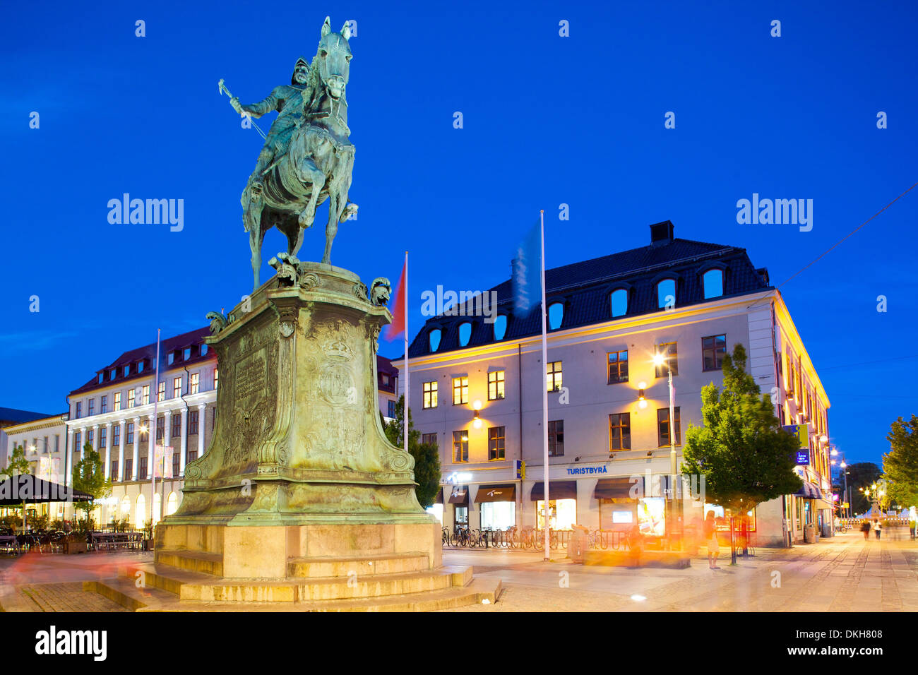 Statue sur l'Ostra Larmgatan au crépuscule, Göteborg, Suède, Scandinavie, Europe Banque D'Images
