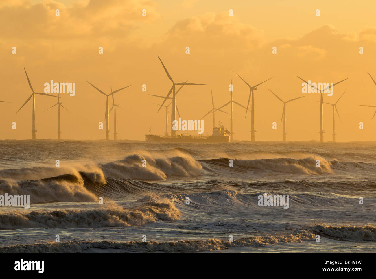 Parc éolien offshore de Teesside navire passant à Redcar sur un jour de tempête. Recar, côte nord-est de l'Angleterre. UK Banque D'Images