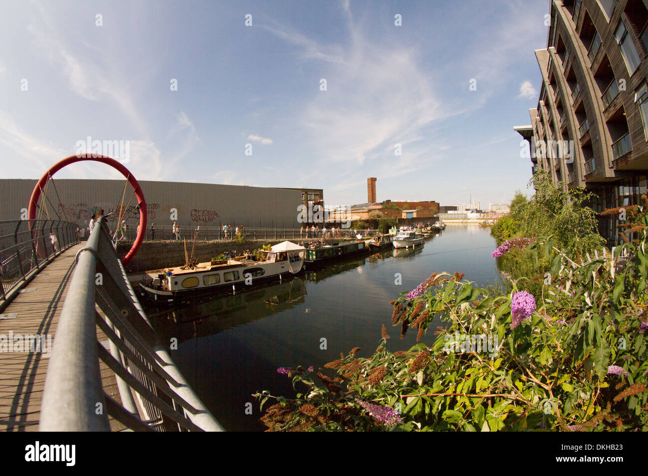 Passerelle pour piétons au-dessus du canal entre Hackney Wick victoria et l'île du poisson est de Londres. Banque D'Images