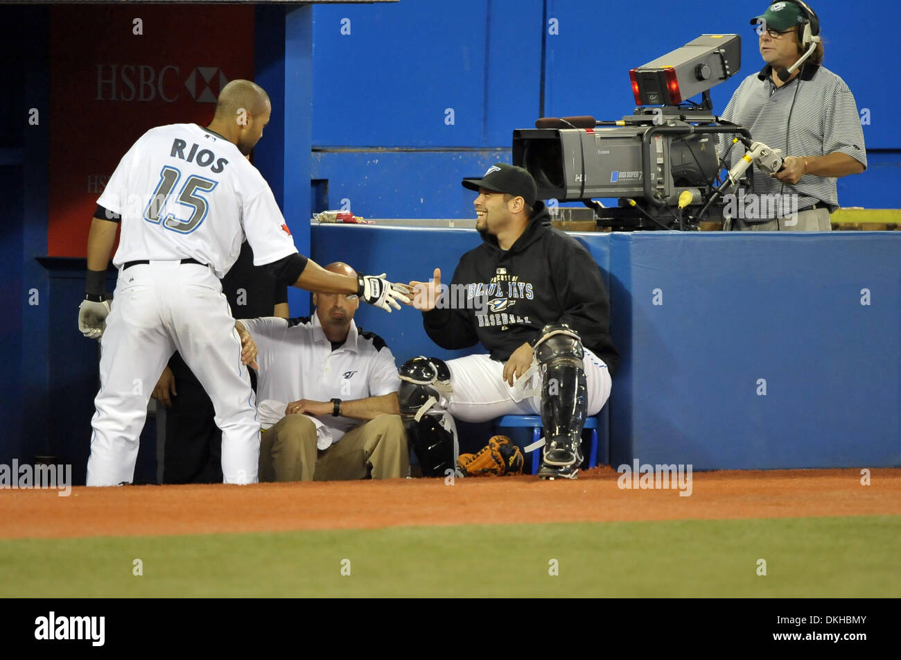 2 juin 2009 - Toronto, Ontario, Canada - 02 juin 2009 : Alex Rios # 15 des Blue Jays de Toronto célèbre avec Raul Chavez après son home run dans la 4e manche contre Joe Saunders de la Los Angeles Angels le 2 juin 2009, au Centre Rogers de Toronto, Ontario, Canada. .La Jays battre les anges 6-4 dans ce jeu de nuit au Centre Rogers à Toronto, ON. (Crédit Image : © Southcreek G Banque D'Images