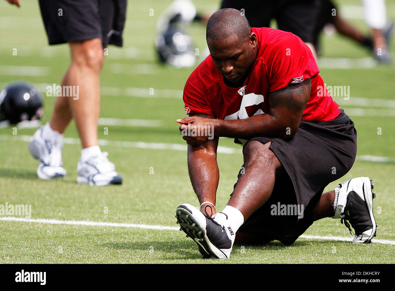 10 juin 2009 : Atlanta Falcons d'utiliser de nouveau Verron Hayes (26) s'étend au gré des Falcons d'Atlanta, Ga. à Flowery Branch (crédit Image : © Daniel Shirey/ZUMApress.com) Southcreek/mondial Banque D'Images