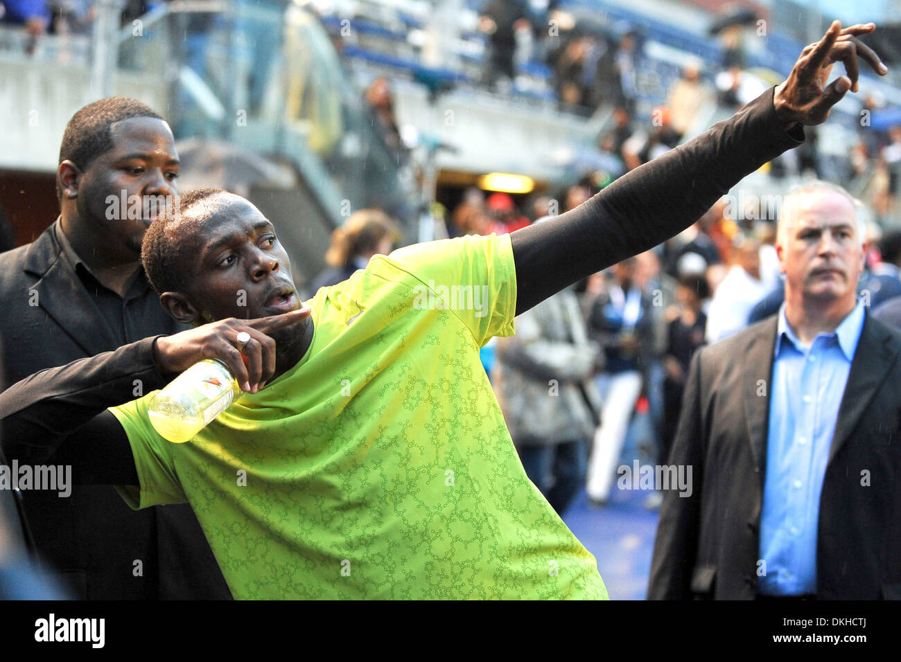 11 juin 2009 - Toronto, Ontario, Canada - le 11 juin 2009, Toronto (Ontario). Usain Bolt frappe une pose après sa victoire au 100 mètres le Festival d'excellence d'athlétisme au Varsity Stadium sur le campus de l'Université de Toronto à Toronto, Ontario, Canada. (Crédit Image : © Global/ZUMApress.com) Southcreek Banque D'Images