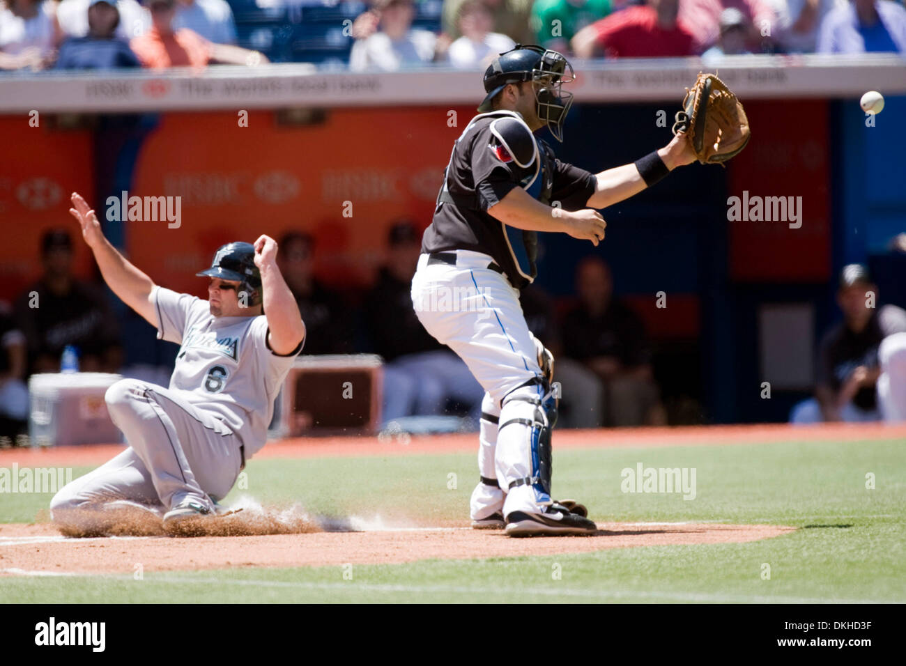 14 juin 2009 - Toronto, Ontario, Canada - 14 juin 2009 : le Geai bleu catcher Rod Barajas (20) attend sur la balle comme Dan Uggla (6) de la Floride Marlins score dans la deuxième manche de jouer au Centre Rogers à Toronto, au Canada. (Crédit Image : © Global/ZUMApress.com) Southcreek Banque D'Images