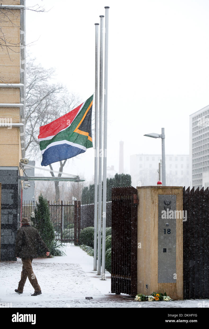 Berlin, Allemagne. 6e déc, 2013. Le pavillon de l'Afrique du Sud oscillent dans le vent en berne sur les locaux de l'ambassade d'Afrique du Sud à Berlin, Allemagne, 6 décembre 2013. La figure nationale de l'Afrique du Sud Nelson Mandela est décédé à l'âge de 95 ans le 5 décembre 2013. Photo : Bernd von Jutrczenka/dpa/Alamy Live News Banque D'Images