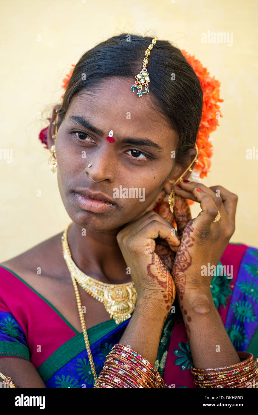 Village de l'Inde rurale mariée vêtus de saris colorés et bijoux en or. L'Andhra Pradesh, Inde Banque D'Images