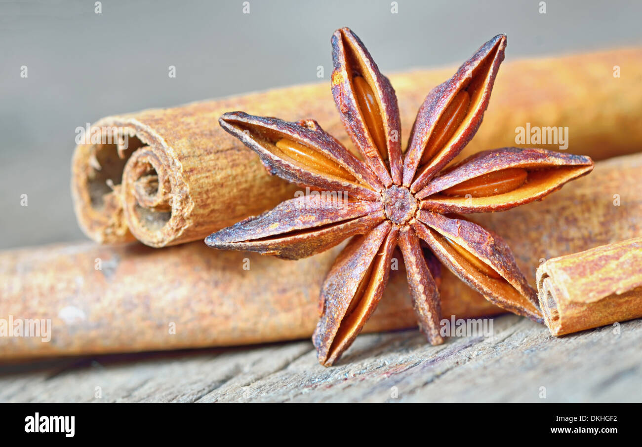 Vue rapprochée de l'extrêmement étoile d'anis et des bâtons de cannelle, on wooden table Banque D'Images