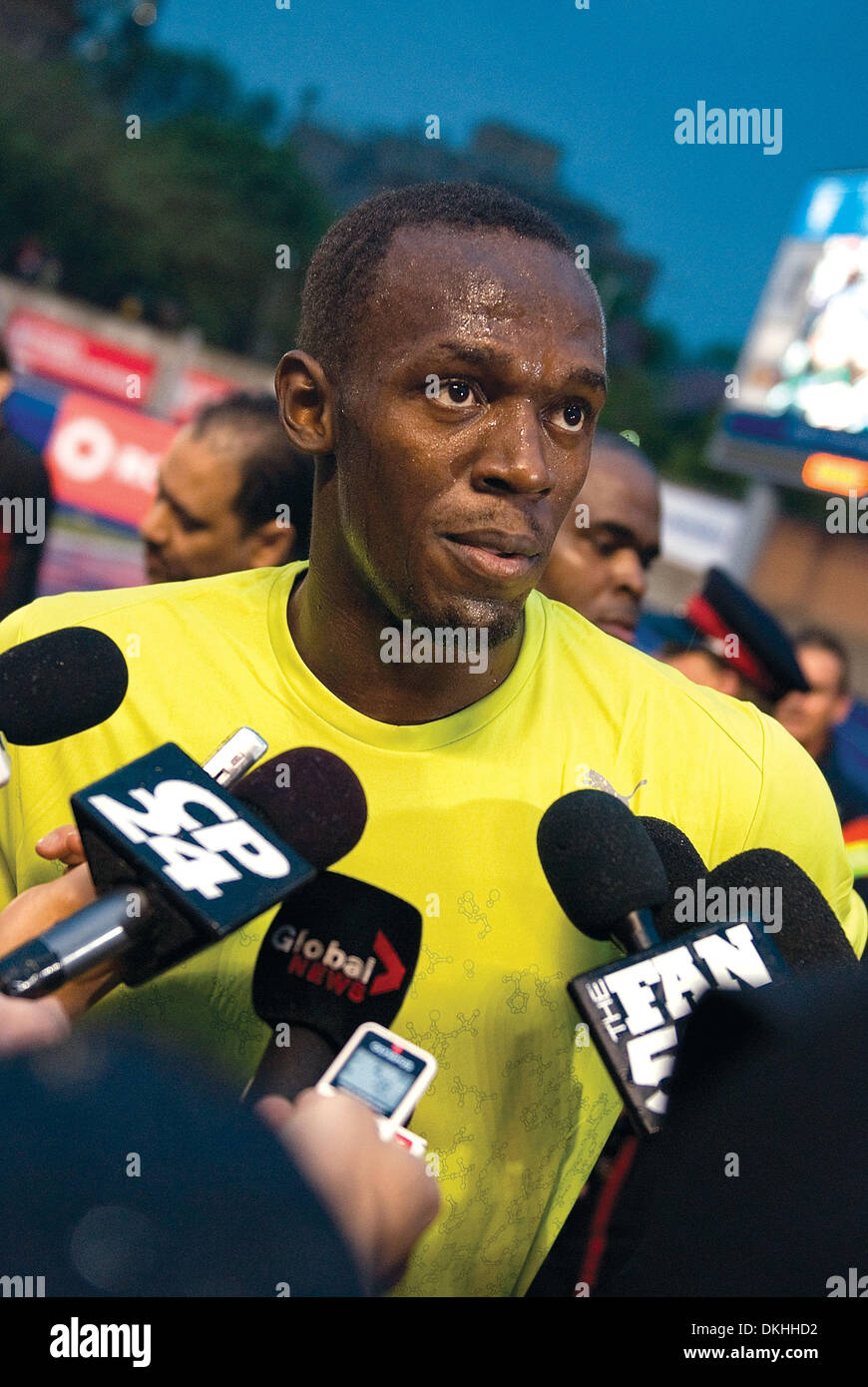 11 juin 2009 - Toronto, Ontario, Canada - 11 juin 2009 : le détenteur du record du monde et triple médaillé d'or Olympique Usain Bolt réalise son talent devant une audience d'environ 5000 fans à l'Université de Toronto, le Festival de l'excellence au Centre Varsity. Malgré la pluie, une piste humide , et un vent de -0,9, Usain a quand même réussi à Sprint un temps de dix secondes Banque D'Images