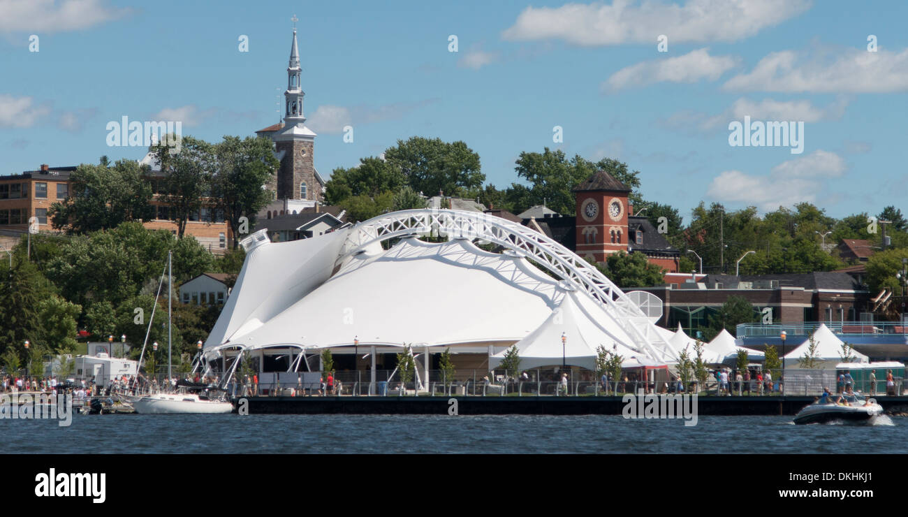 Au bord de l'immeuble avec l'église Notre Dame Du Portage à l'arrière