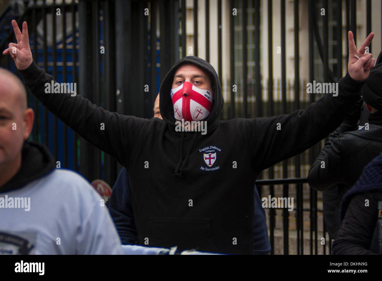 Londres, le 6 décembre 2013. Un manifestant pose pour la caméra que plusieurs dizaines de l'extrême droite English Defence League protestation devant Downing Street exigeant la libération de Sergent Alex Blackman, reconnu coupable de la muder d'un insurgé Taliban capturés en Afghanistan. Crédit : Paul Davey/Alamy Live News Banque D'Images