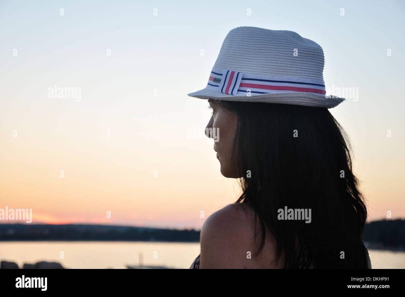 Femme regardant le coucher du soleil, l'île de Pag, Croatie, Europe Banque D'Images