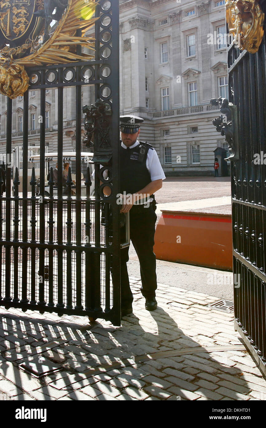 La police britannique à l'extérieur de Buckingham Palace à Londres, Grande-Bretagne. Banque D'Images