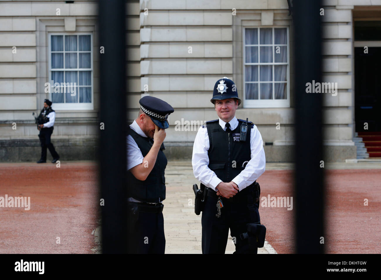 La police britannique à l'extérieur de Buckingham Palace à Londres, Grande-Bretagne. Banque D'Images