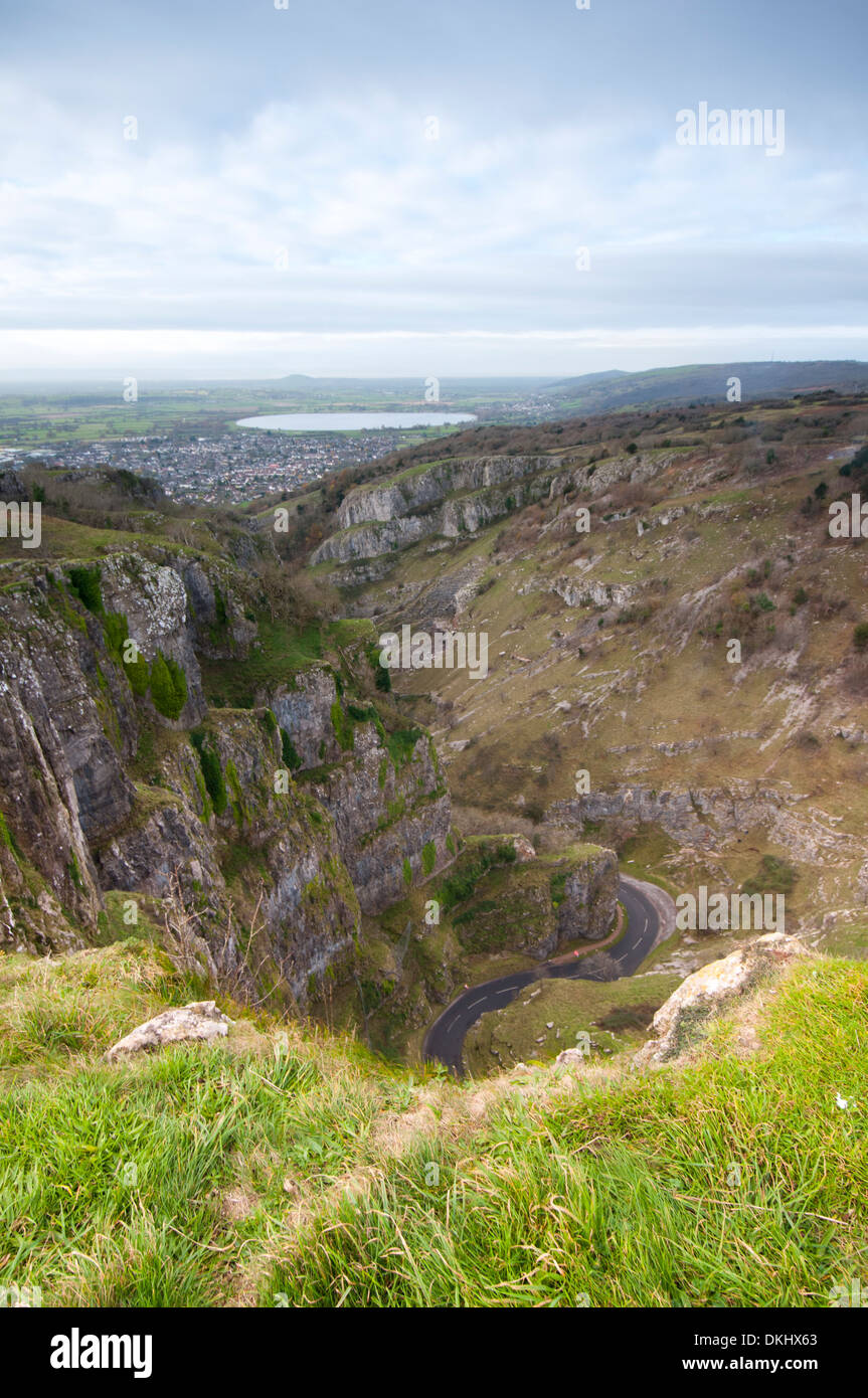 Vue depuis les gorges de Cheddar, Somerset, à réservoir de Cheddar, Brent Knoll et le Canal de Bristol Banque D'Images