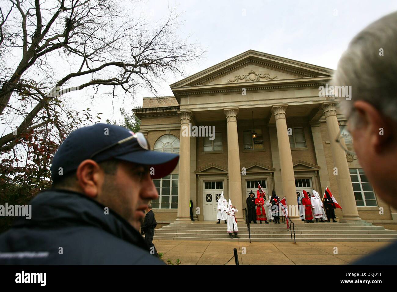 22 novembre 2009 - Oxford, MS, USA - Sat, 21 Nov 09. (BLbike3) Photo par Brad Luttrell. Jason Villani (CQ) (à gauche), une application Ole Miss fan de Ney York, parle avec Ole Miss Alumni 1962 Larry Leo Johnson (CQ), de Madison, au Mississippi, à un rassemblement au KKK Fulton chapelle le samedi en protestation du Chancelier Dan Jones' décision d'interdire la lecture de ''From Dixie avec amour'' au cours des jeux. Johnson w Banque D'Images