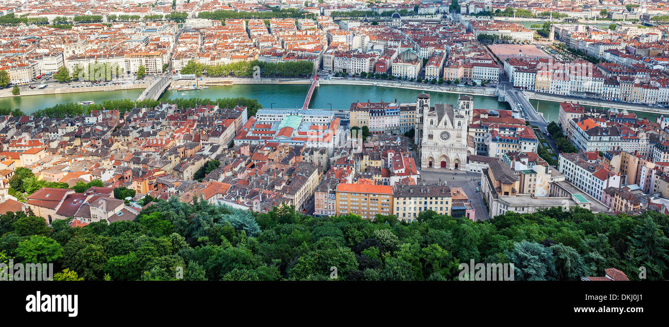 Vue panoramique du haut de la Basilique Notre-Dame de Fourvière, Lyon ...