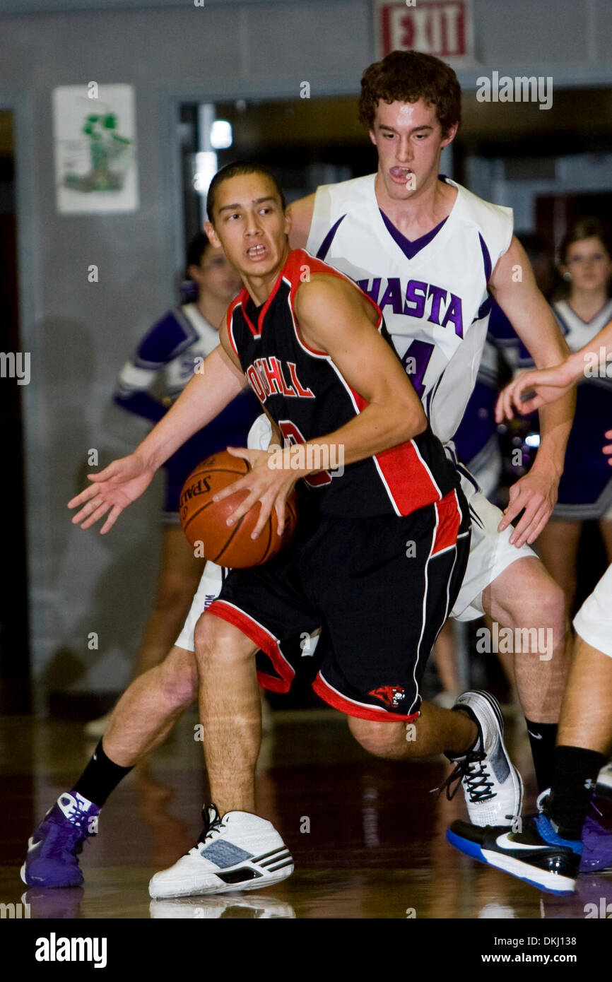 05 déc., 2009 - Redding, Californie, USA - Foothill High's Royce Crisosto recherche un col contre Shasta étant Nolan Brickwood de samedi dernier Harlan Carter troisième place au jeu à Palo Cedro. Les cougars ont remporté 57-55..Nathan Morgan/enregistrement de projecteur. (Crédit Image : © Redding Record Searchlight/ZUMApress.com) Banque D'Images