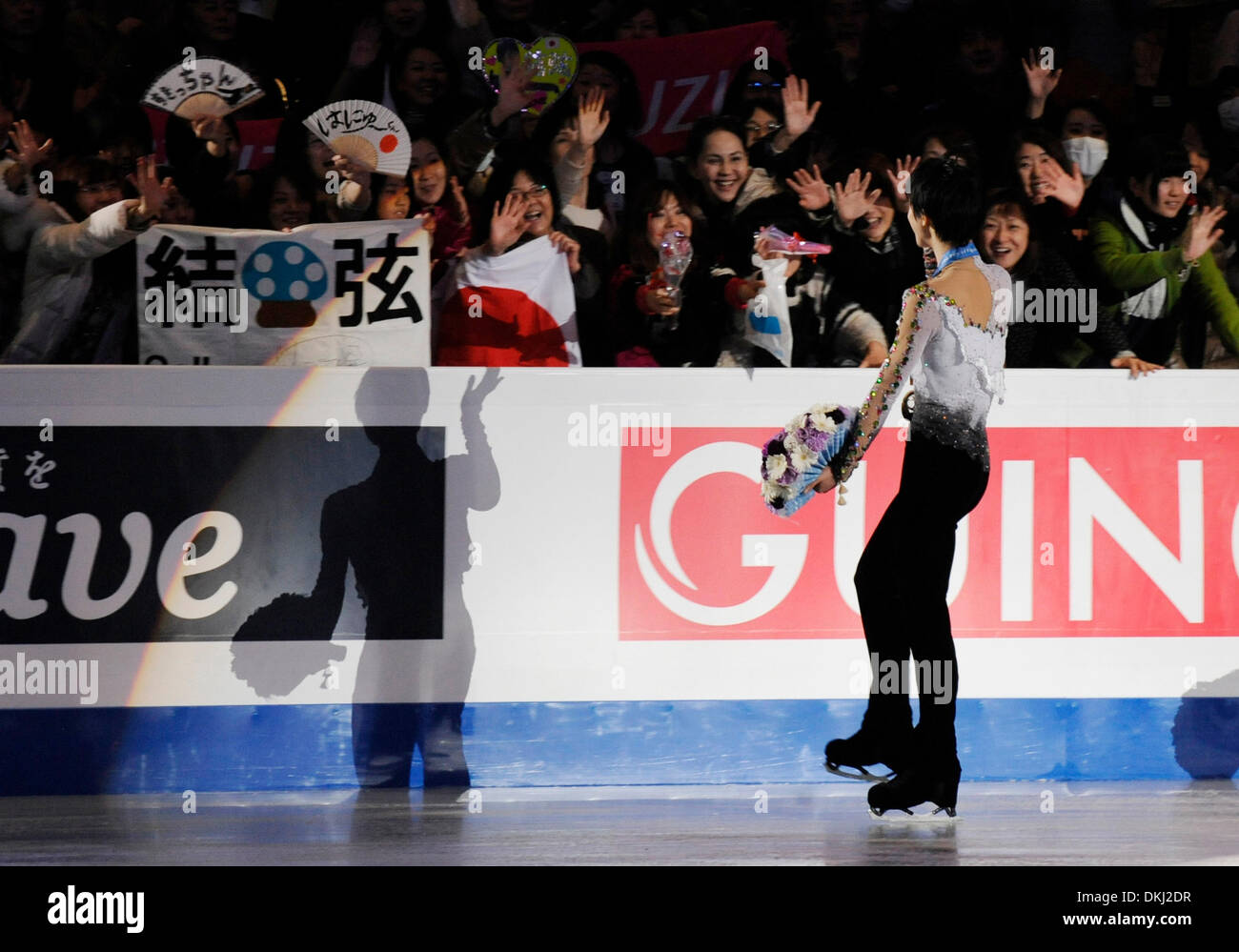 Tokyo, Japon. 6e déc, 2013. Yuzuru Hanyu vagues du Japon à l'auditoire après la cérémonie de remise des prix à l'ISU Grand Prix of Figure Skating Final à Fukuoka, Japon, le 6 décembre 2013. Yuzuru Hanyu du Japon a remporté la médaille d'or, Patrick Chan du Canada et Nobunari Oda du Japon a été réglée pour la deuxième place et la troisième séparément. Credit : Stringer/Xinhua/Alamy Live News Banque D'Images
