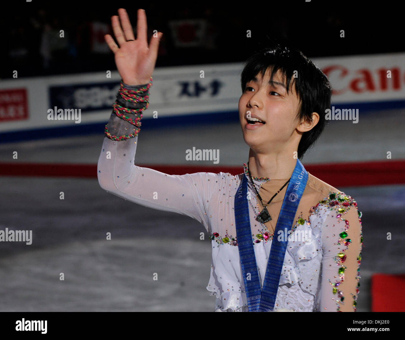 Tokyo, Japon. 6e déc, 2013. Yuzuru Hanyu vagues du Japon à l'auditoire après la cérémonie de remise des prix à l'ISU Grand Prix of Figure Skating Final à Fukuoka, Japon, le 6 décembre 2013. Yuzuru Hanyu du Japon a remporté la médaille d'or, Patrick Chan du Canada et Nobunari Oda du Japon a été réglée pour la deuxième place et la troisième séparément. Credit : Stringer/Xinhua/Alamy Live News Banque D'Images