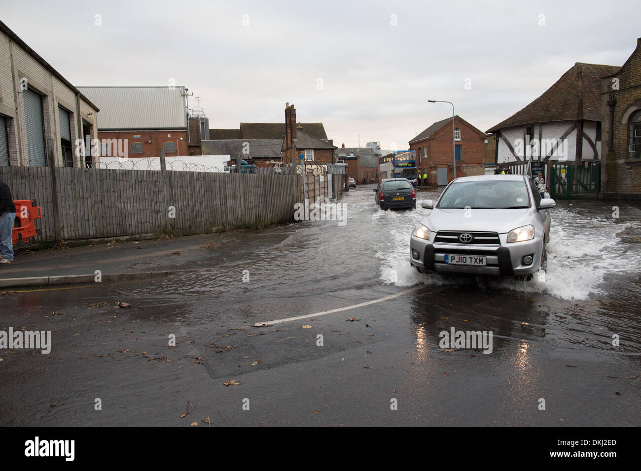 Faversham, Kent, UK . 6 décembre 2013. Négocier les voitures en crue Quay Lane. Un raz-de-marée associé à de hautes marées ont provoqué des alertes d'inondation. Crédit : Christopher Briggs/Alamy Live News Banque D'Images