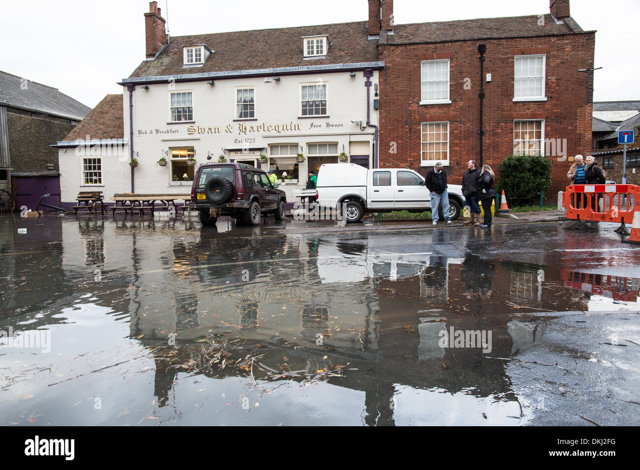 Faversham, Kent, UK . 6 décembre 2013. L'eau des crues entoure le Swan et Arlequin pub dans Quay Lane. Un raz-de-marée associé à de hautes marées provoqué des inondations. Crédit : Christopher Briggs/Alamy Live News Banque D'Images