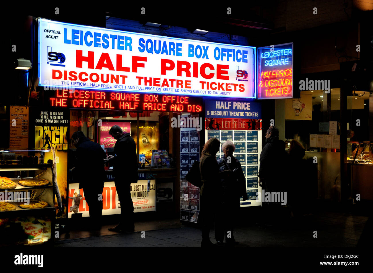 Londres, Angleterre, Royaume-Uni. Leicester Square box office - la moitié du prix des places de théâtre - la nuit Banque D'Images