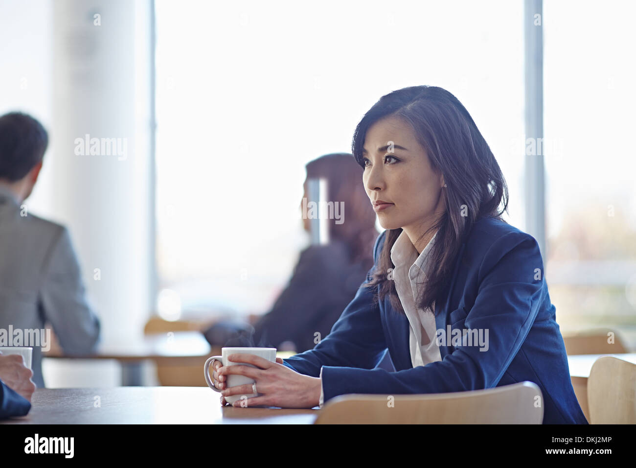 Businesswoman drinking coffee in cafe Banque D'Images