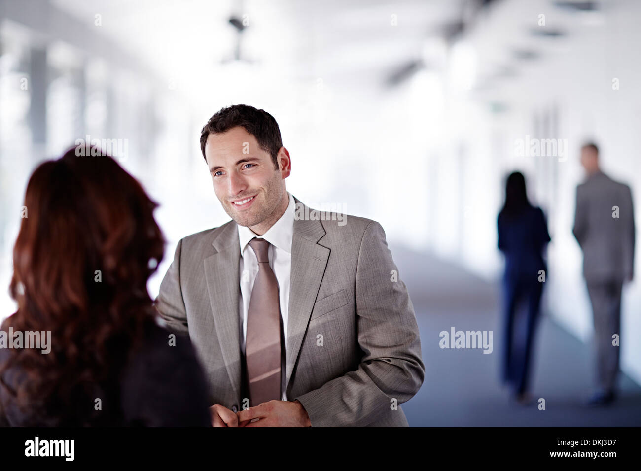 Business people talking in office corridor Banque D'Images