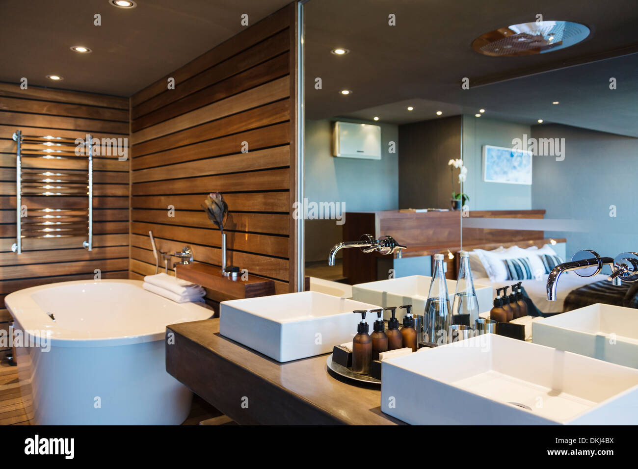 Vasque et baignoire dans salle de bains moderne Banque D'Images