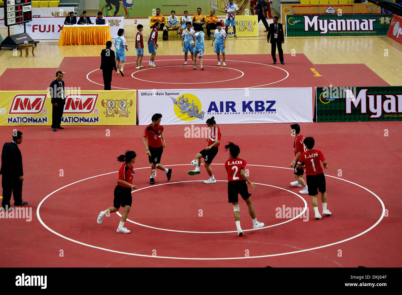 (131206) -- NAY PYI TAW, le 6 décembre 2013 (Xinhua) -- Les joueurs de l'équipe des femmes du Laos et les Malaisiennes Chinlone Chinlone effectuer l'équipe lors de leur match de la femme Chinlone 27e SEA Games à Nay Pyi Taw, le Myanmar, le 6 décembre 2013. Chinlone est une combinaison du sport et de la danse. (Xinhua/U Aung) Banque D'Images