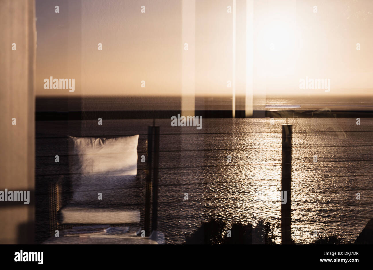 Vue sur le coucher du soleil qui reflète sur l'ocean Banque D'Images
