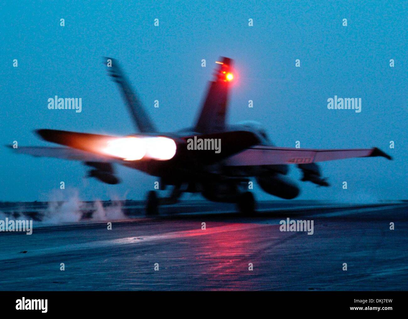 Le 23 novembre 2002 - Un F/A-18 Hornet de VFA-87 ''Partie'' lance depuis la cabine de pilotage de l'USS Theodore Roosevelt (CVN 71), le 5 avril 2003. ''Party'' fait partie de Carrier Airwing huit (8) CVW. L'airwing et le porte-avions à propulsion nucléaire sont actuellement en exploitation dans la région de la mer Méditerranée dans le cadre de l'opération Iraqi Freedom. .GARNER/USNAVY/ K29852(Image Crédit : © Globe Ph Banque D'Images