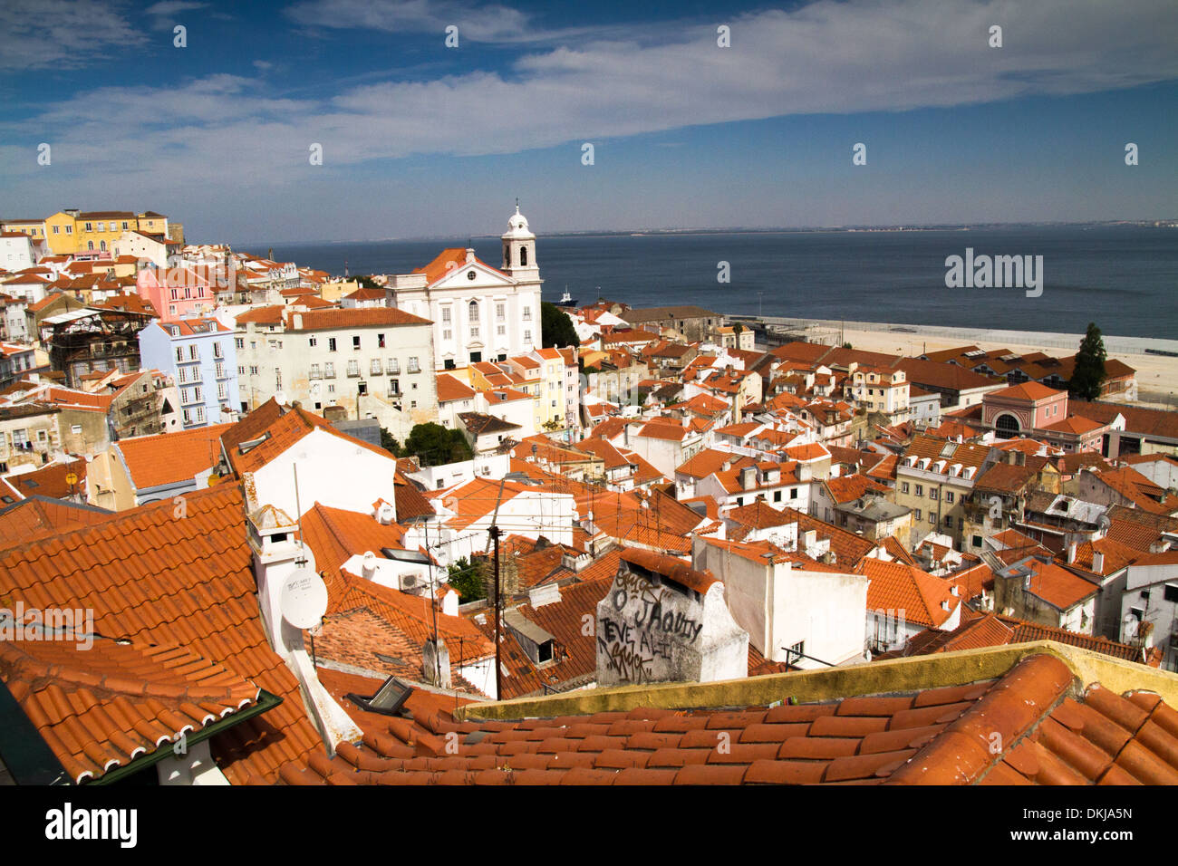 Vue aérienne de les toits de la vieille ville de Lisbonne, Alfama Banque D'Images