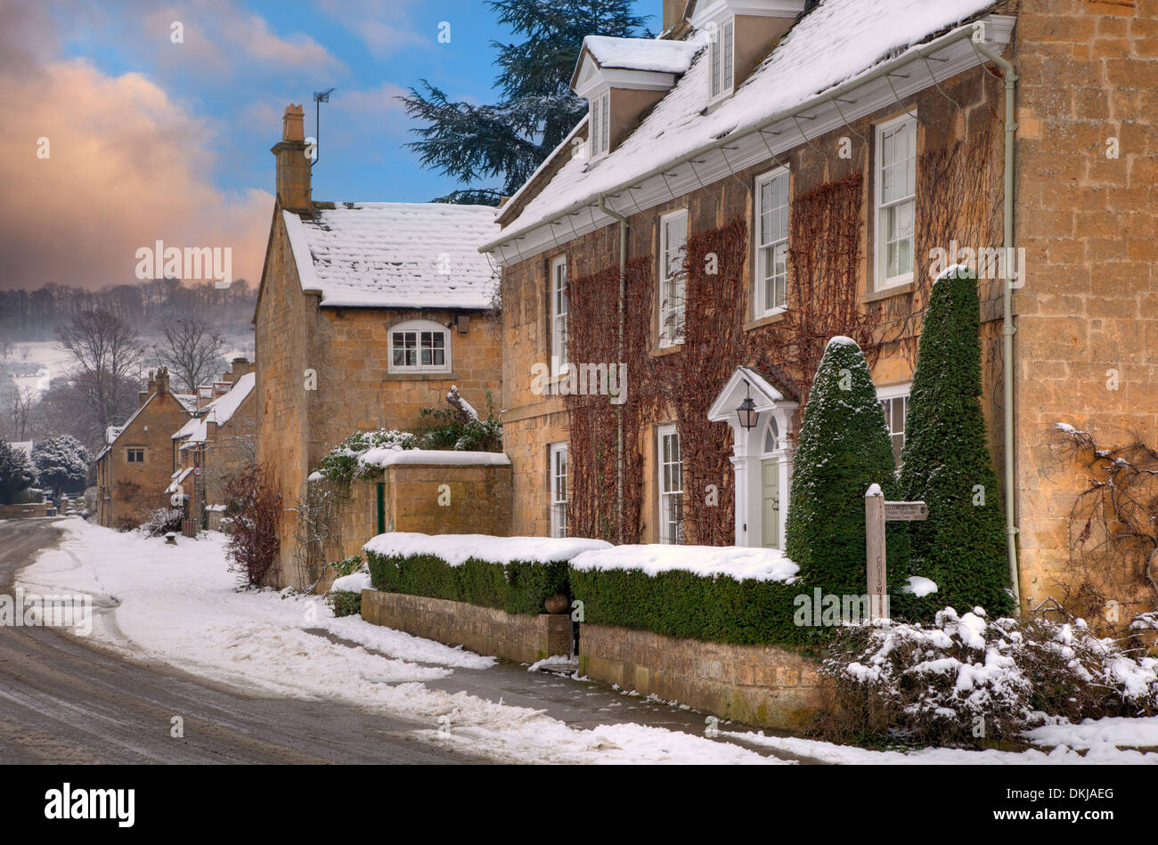 Cotswold House and cottages dans la neige, Broadway, Worcestershire, Angleterre. Banque D'Images