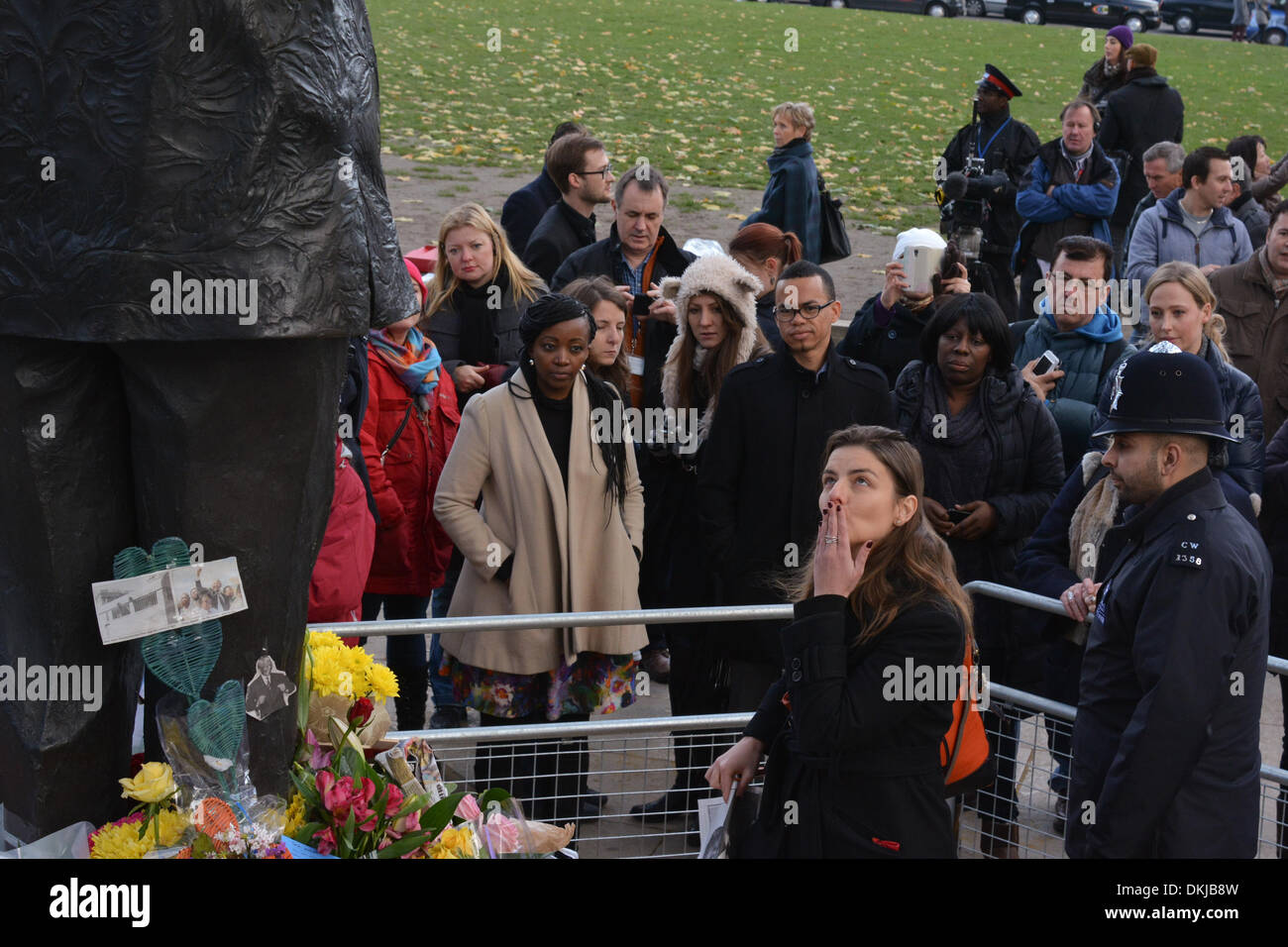 Londres, Royaume-Uni. 06 Dec, 2013. Une black suce un baiser à la statue de Nelson Mandela à la place du Parlement, Londres. Nelson Mandela, premier président noir d'Afrique du Sud est mort le 5 décembre 2013 après une longue lutte avec sa santé. Credit : Patricia Phillips/Alamy Live News Banque D'Images