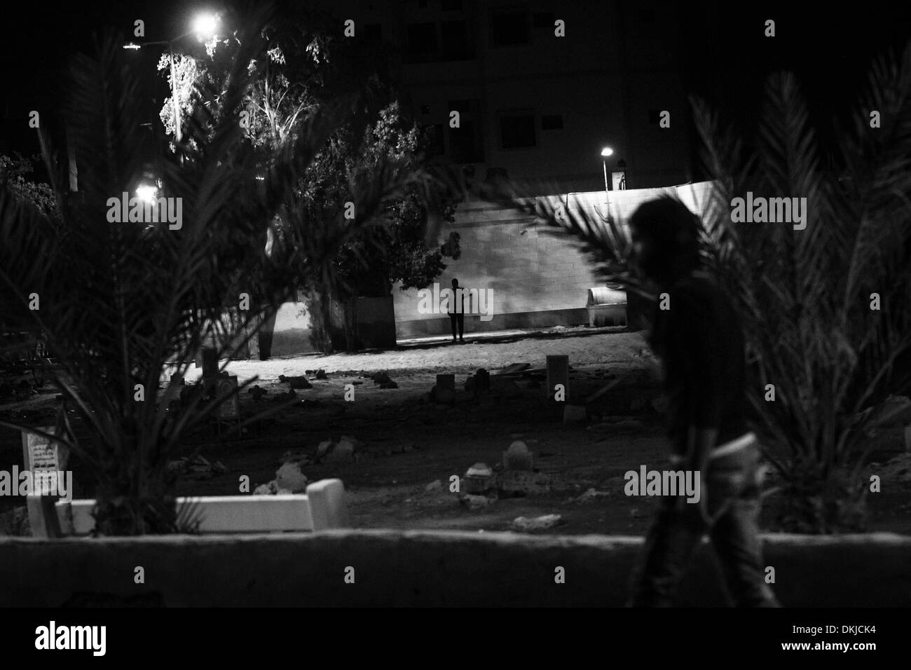 En savoir Abu, Bahreïn. 5 déc, 2013. Manifestants anti-régime manifestation demandant à renverser le régime avant l'émeute de la police le village et réprimer la manifestation, le 5 décembre 2013.Photo : Ahmed AlFardan/NurPhoto NurPhoto Alfardan © Ahmed//ZUMAPRESS.com/Alamy Live News Banque D'Images