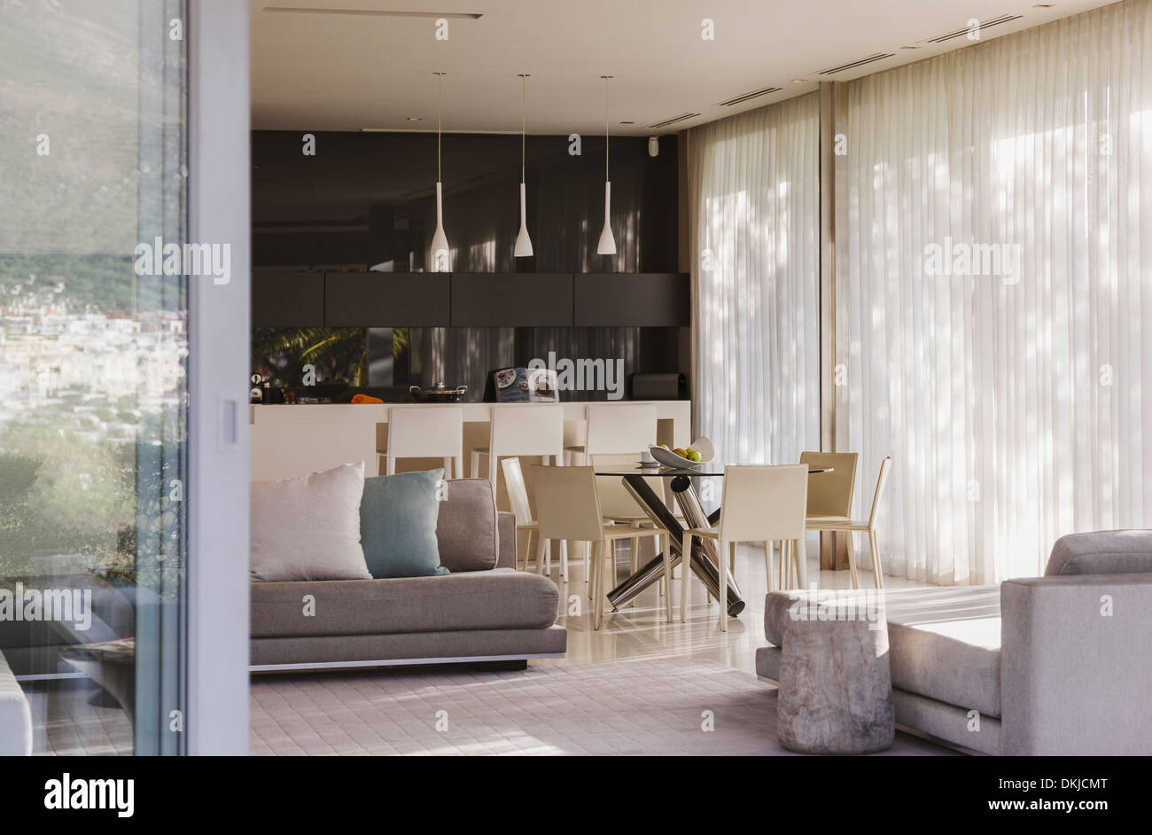 Canapé et table à manger dans un espace de vie moderne Banque D'Images