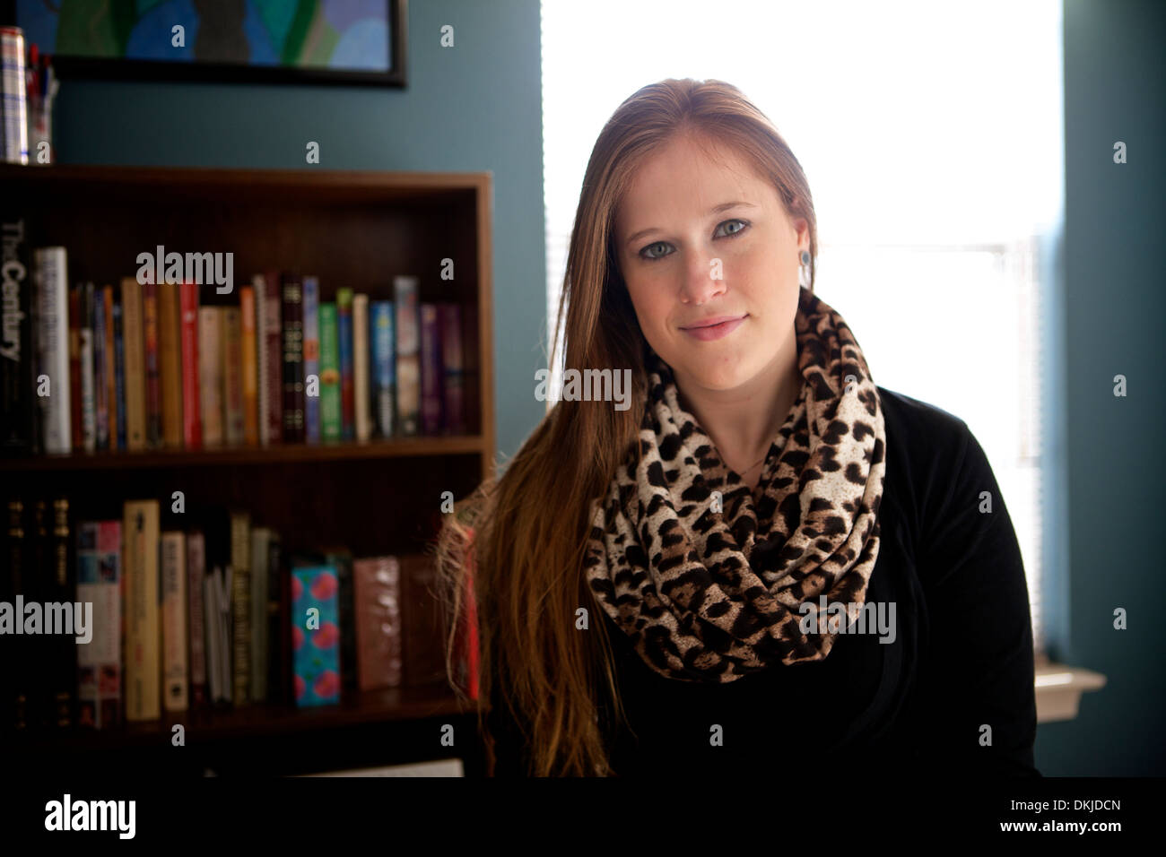 Portrait d'une jeune femme se préparant à l'étude. Banque D'Images