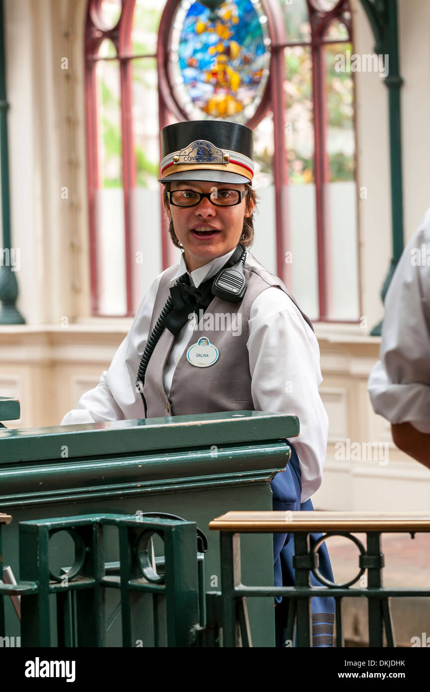 Femme chef de train, Disneyland Paris France Banque D'Images