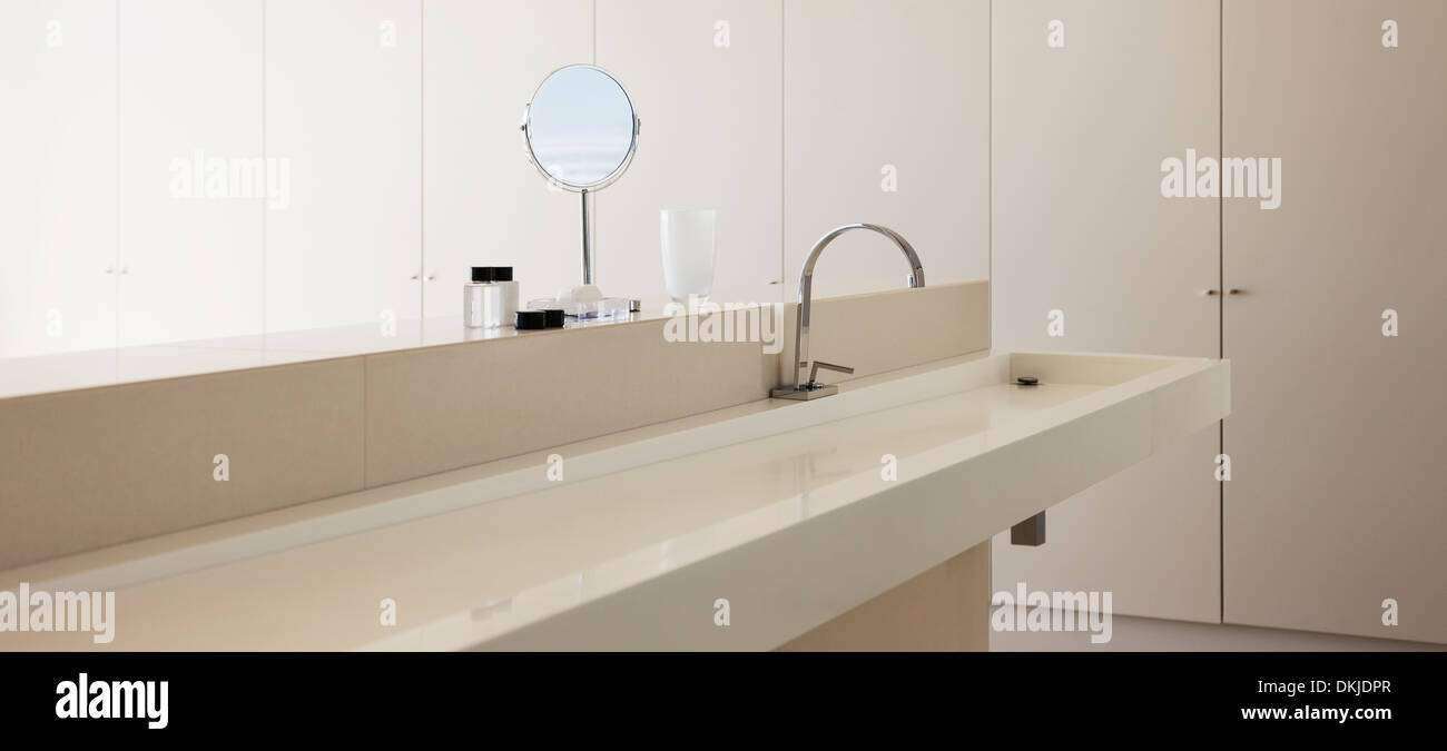 Lavabo et miroir dans salle de bains moderne Banque D'Images