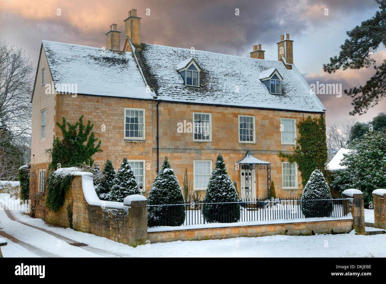 Cotswold House détachée avec neige, Broadway, Worcestershire, Angleterre. Banque D'Images