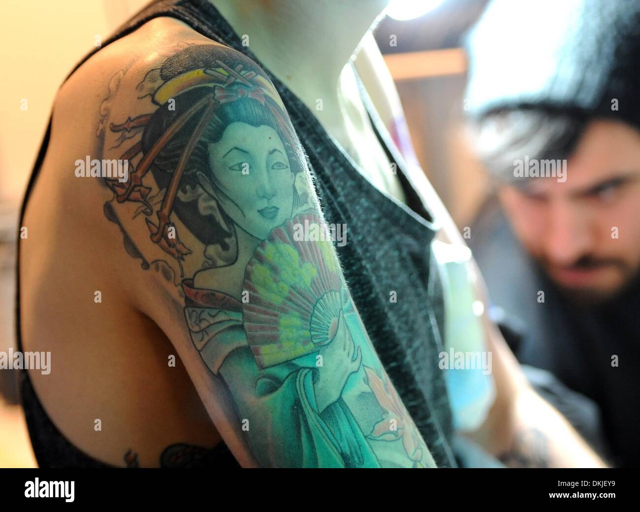 Un homme a un tatouage au bras lors du 3ème Festival National Tattoo à Berlin, Allemagne, 06 décembre 2013. Le festival se poursuit jusqu'à ce 08 décembre 2013. Photo : BRITTA PEDERSEN Banque D'Images