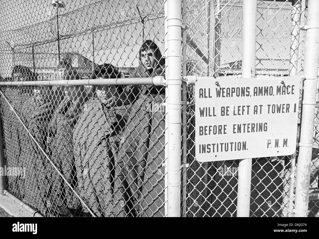 Les détenus se serrent par temps froid à la suite de la sanglante émeute 1980 au pénitencier de l'État du Nouveau Mexique Banque D'Images