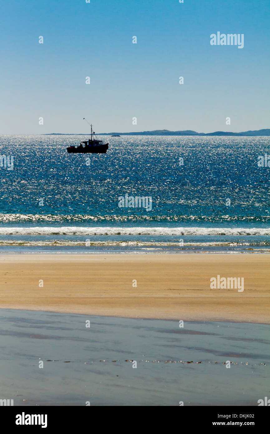 Bateau de pêche sur une mer calme au large de la côte de l'île de Coll dans les Hébrides intérieures Argyll et Bute Ecosse UK Banque D'Images