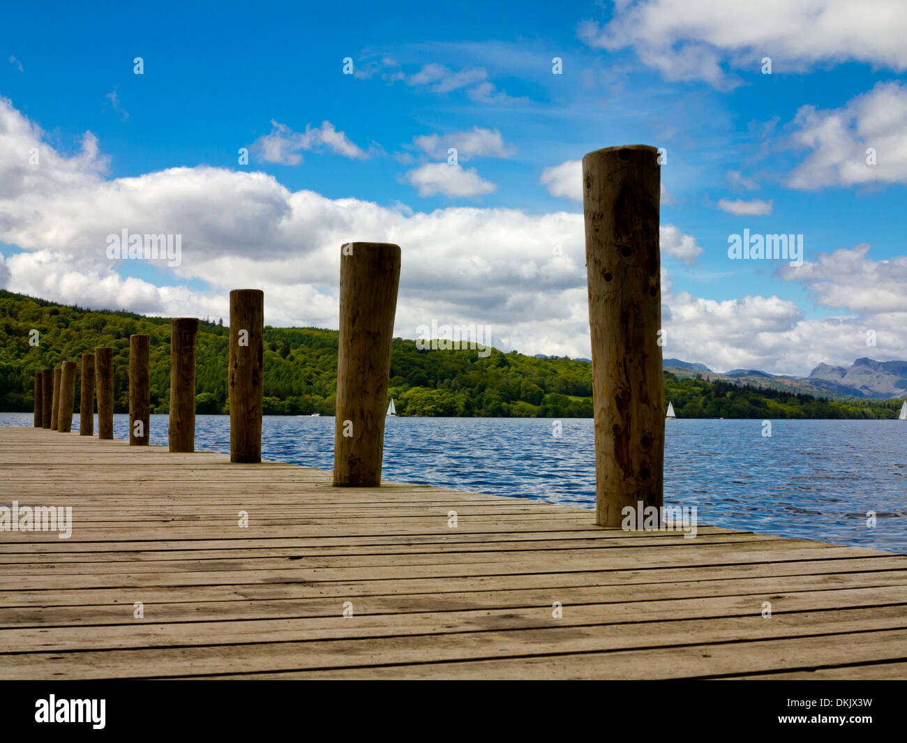 Jetée en bois sur le lac Windermere dans le Lake District National Park Cumbria England UK Banque D'Images