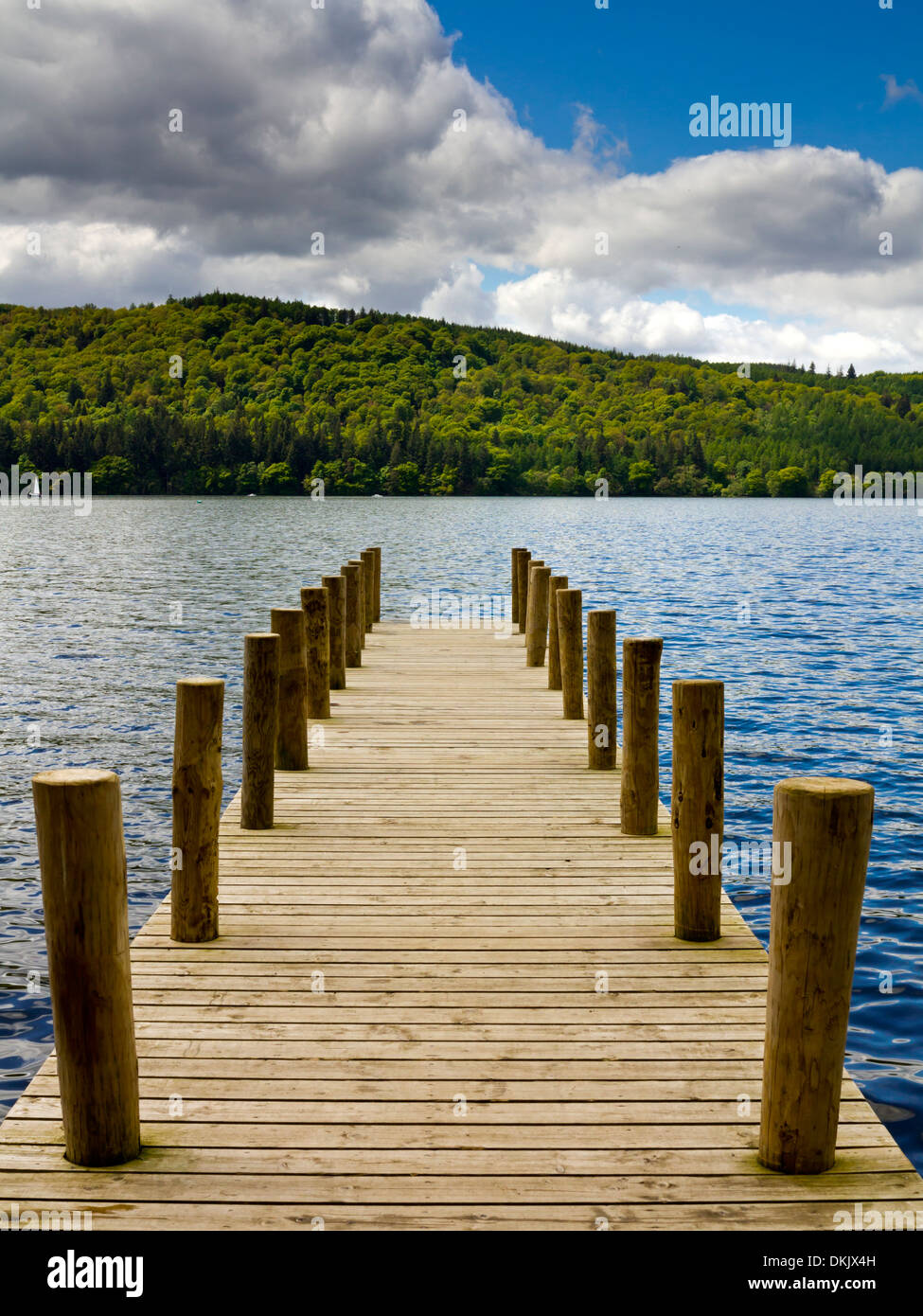 Jetée en bois sur le lac Windermere dans le Lake District National Park Cumbria England UK Banque D'Images