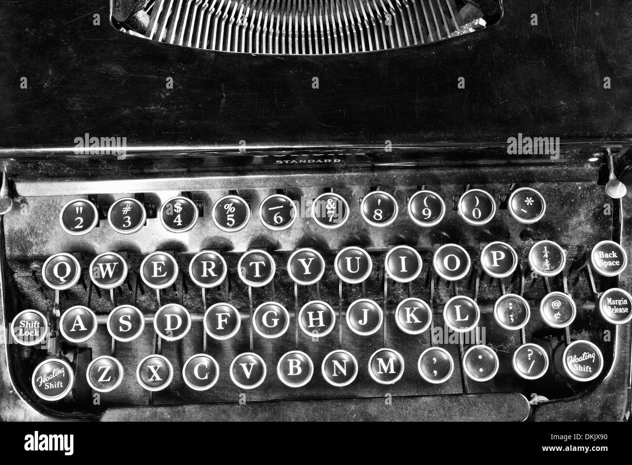 Machine à écrire antique - Une Antique Machine à écrire, les touches QWERTY traditionnelle montrant V Banque D'Images