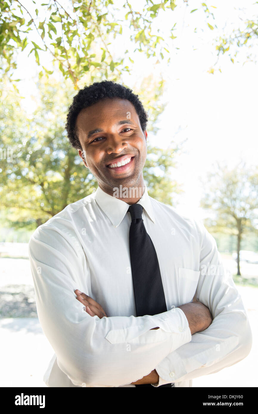 Smiling Young man with arms folded Banque D'Images